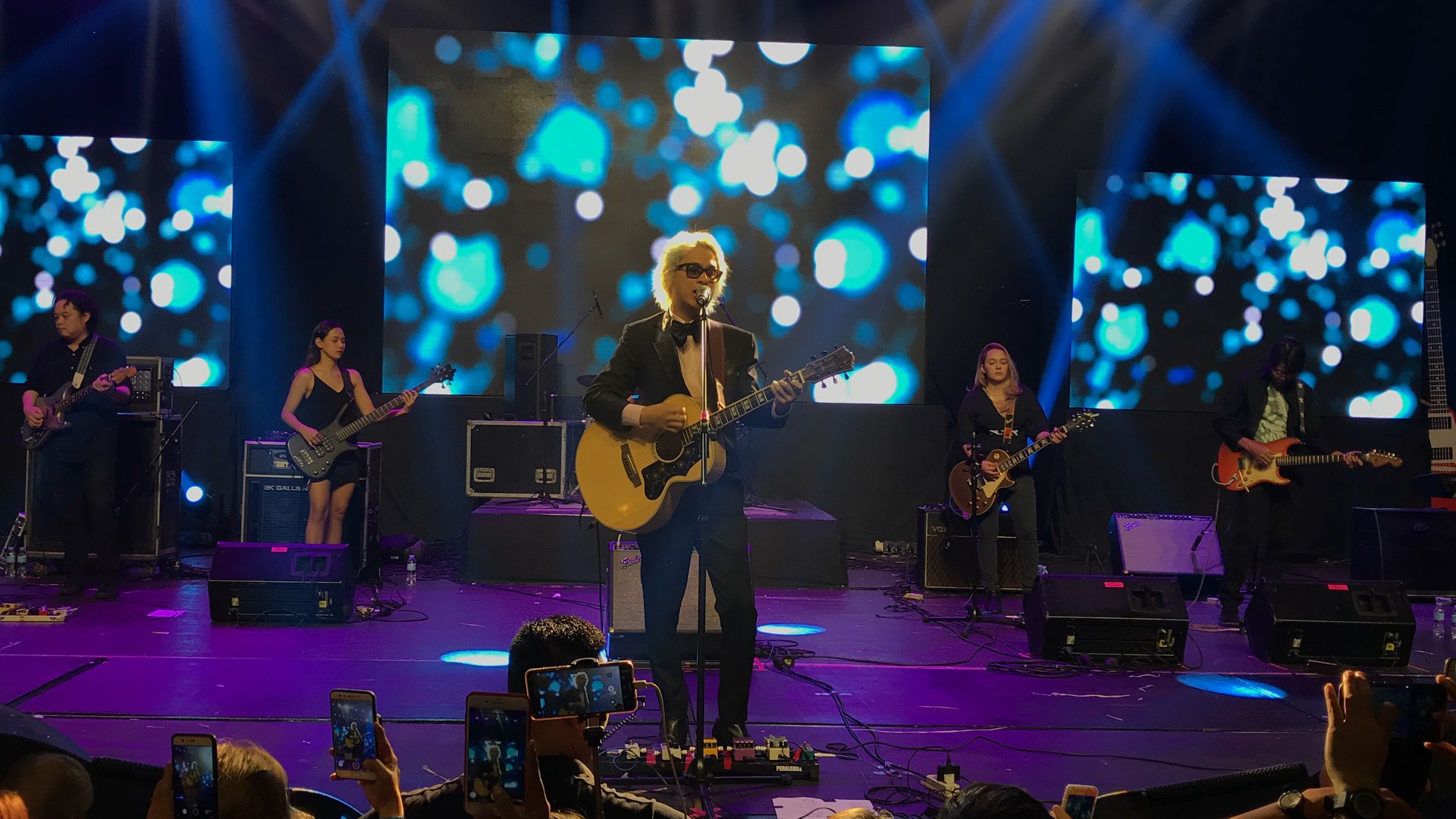 Ely Buendia and thousands of SYKESers sang as one to Pinoy rock hits